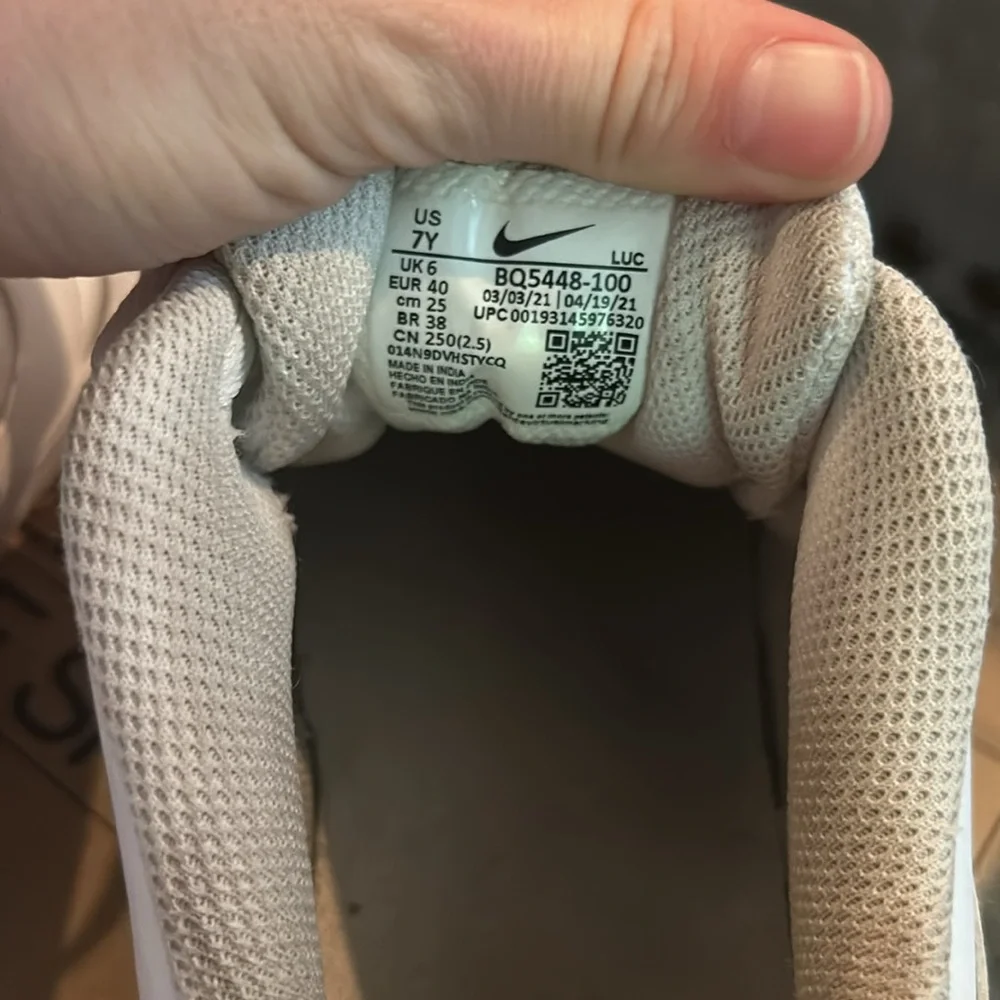 Nike Court Borough Low 2 White Sneakers 7Y / Women’s 8.5